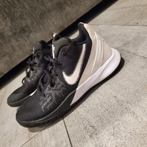 Used in excellent condition Kyrie sneakers youth size 6